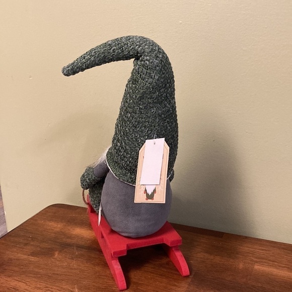 NEW WOODLAND COTTAGE WINTER GNOME ON RED WOODEN SLEIGH - Picture 4 of 11